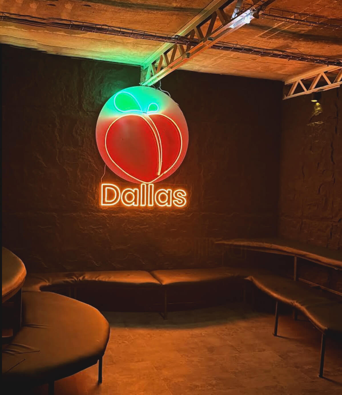 Dallas Club Mexico City — the weekend crowd in Zona Rosa